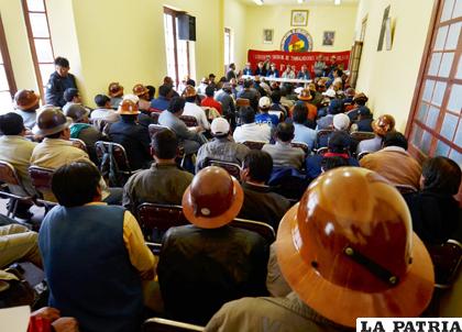 Mineros asalariados en ampliado nacional decidieron no asistir a convocatoria del Gobierno /APG