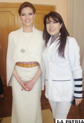 La maquillista orureña Daniela Valverde (der.) junto a Claudia Fernández (izq.), esposa del vicepresidente García Linera
