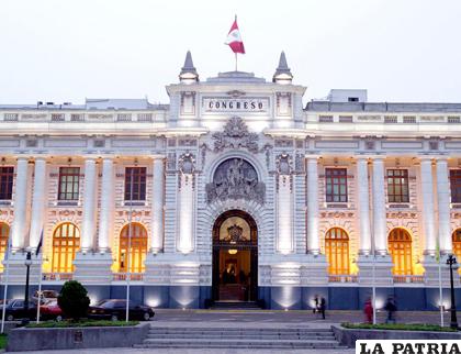 El parlamento peruano rindió homenaje a su 190 aniversario con presencia del presidente Ollanta Humala /encuestas.com.pe