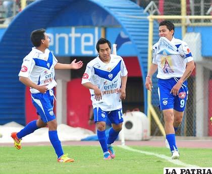 Ovando, Dury y Saucedo, jugadores de San José (foto: APG)