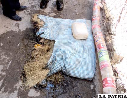 El colchón de paja que fue quemado por los internos