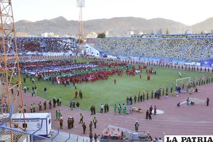 Millares de estudiantes y personas particulares llegaron a Oruro