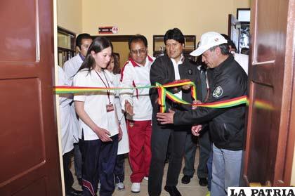 Adriana Helguero, Evo Morales y Cristian Nava en la inauguración del Policonsultorio