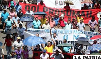 Maestros de Honduras en marcha de protesta pidiendo el pago de sus sueldos /elmundo.com.sv