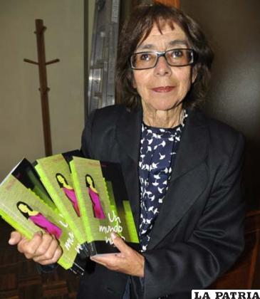 La escritora Elba Mejía orgullosa con su novela “Un Mundo Nuevo”, que obtuvo críticas positivas