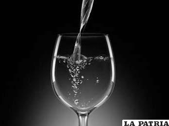 COPA PARA EL AGUA. Está ubicada al lado izquierdo, es la copa de mayor tamaño y tiene una forma abombada, nunca debe ser llenada en su totalidad y debe ser servida cuando los invitados tomen su lugar en la mesa.