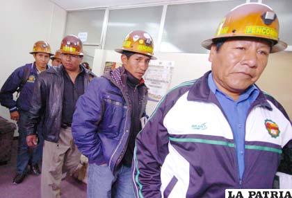 Dirigentes de los cooperativistas mineros, sector que anuncia para mañana inicio del bloqueo de caminos (APG)