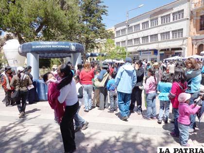 Feria sobre cultura tributaria tuvo masiva presencia de ciudadanos