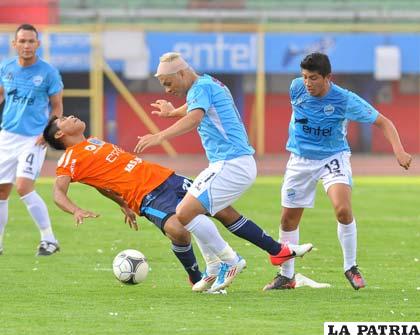 Angulo impone su fuerza para hacerse de la pelota (foto: APG)
