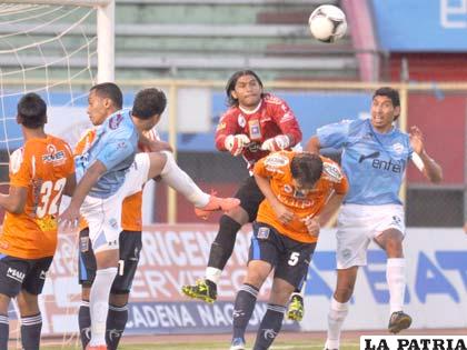Galarza despeja el balón de su área (foto: AFKA)