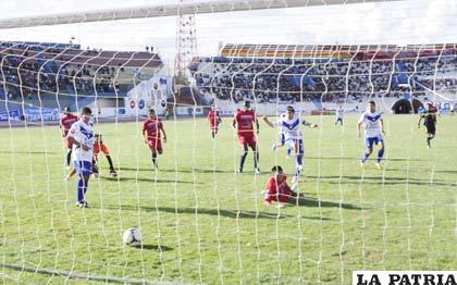 Carlos Saucedo anotó el gol de triunfo para San José en el minuto 91