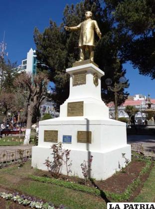 Monumento al Presidente Aniceto Arce, en la plaza 10 de Febrero