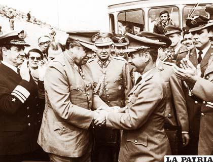 Los dictadores Augusto Pinochet y Hugo Banzer Suárez, se abrazan en Charaña