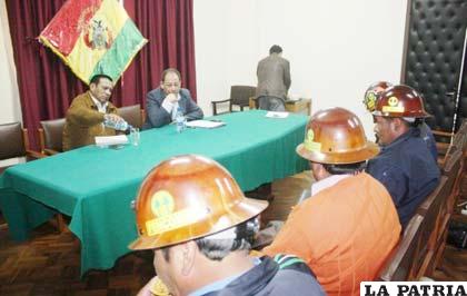 Autoridades y mineros sostienen reuniones constantes, pero no hallan solución al conflicto de Colquiri (ANF)