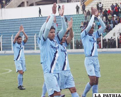 Los jugadores de Bolívar celebran la victoria en Potosí (foto: APG)