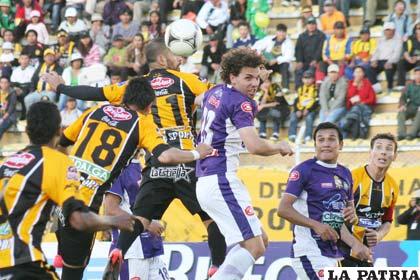 Una acción del partido que se disputó en Potosí (foto: APG)