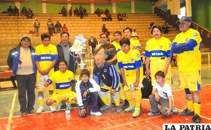Integrantes del equipo de Jigs campeones del torneo