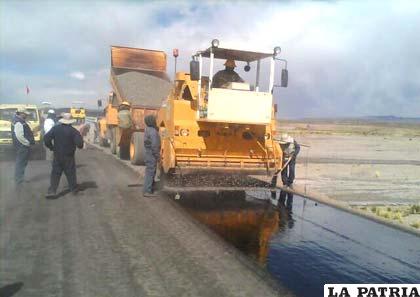 Trabajos que realizan en el tramo carretero Ancaravi-Turco
