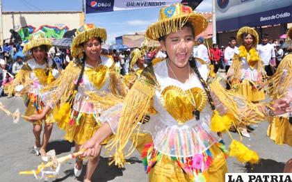 Estudiantes del colegio Comibol disfrutan de la danza de la Kullawada