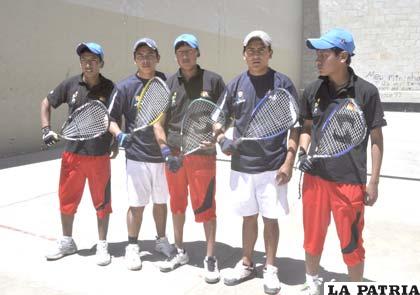Jugadores de Oruro y Chuquisaca en pelota raqueta