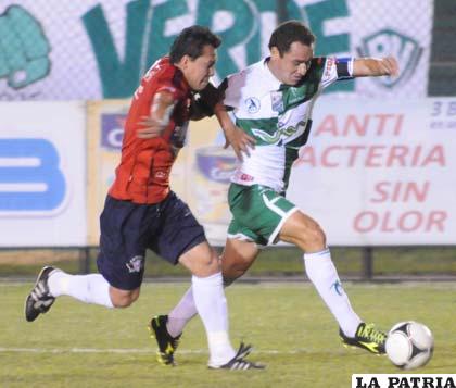 Suárez y Mojica disputan el balón (foto: APG)