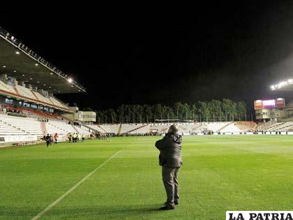 La iluminación no funcionó en el estadio en el cual debían jugar Rayo-R. Madrid (foto: foxsportsla.com)