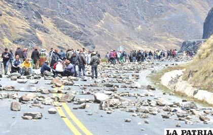 Una de las tantas rutas intransitables ayer en Bolivia a consecuencia de bloqueos de cooperativistas