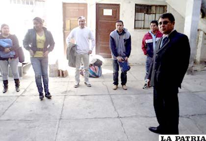 El fiscal Garnica, junto a las personas que retornaron de Chile