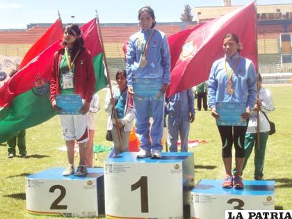 Nemia Marza en lo alto de su categoría en el atletismo 