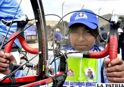 La orureña Gloria Checa, medalla de oro en ciclismo damas