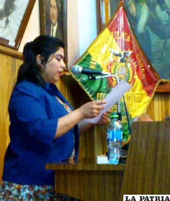 La presidenta del Consejo Departamental de Culturas, Carola Condarco, presentó obras que narran la historia de los andes desde la lingüística