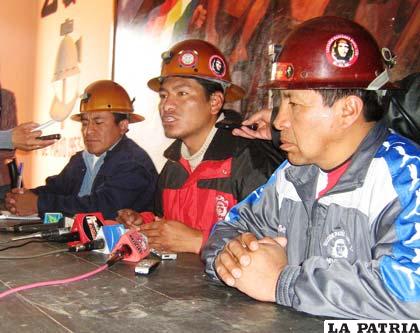 Dirigentes mineros de la empresa Huanuni