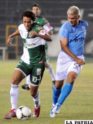 Alves y Angulo disputan el balón (foto: APG)