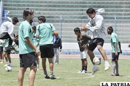 Saucedo con el balón en el entrenamiento de San José 