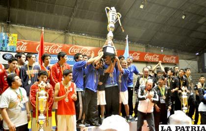 Urkupiña con el trofeo de campeón, La Salle medalla de plata y España con la de bronce 