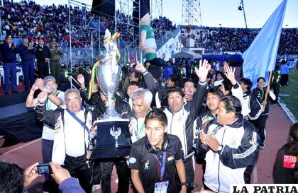 La delegación de Cochabamba con el trofeo de campeón de los Juegos 