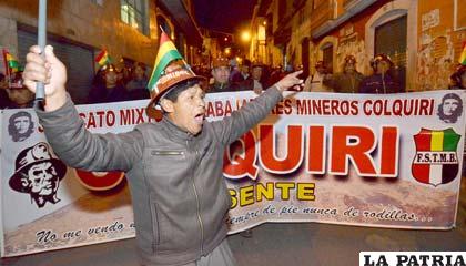 Mineros asalariados en la marcha nocturna que concluyo con el paro de 48 horas convocado por la COB /APG