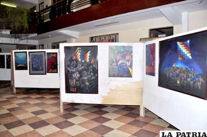 Policromía de las obras expuestas en el hall de la Carrera de Antropología