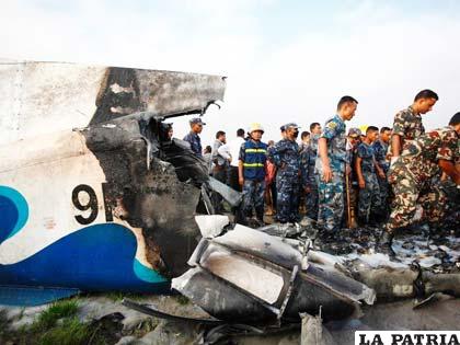 Avión siniestrado se incendió en un minuto después de despegar desde el aeropuerto de Katmandú /24horas.cl