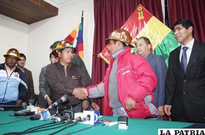 Mineros cooperativistas y asalariados de Colquiri vuelven a su distrito “como hermanos” (Ministerio de Gobierno)