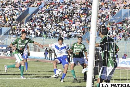 Carlos Saucedo anota el tercer gol “santo” 