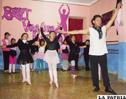Héctor Böhâmia enseñando a niñas del Ballet Viviana Garrón