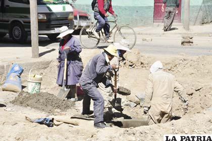 Obreros ejecutan obras para reinstalar servicios básicos o mejorar la red de alcantarillado