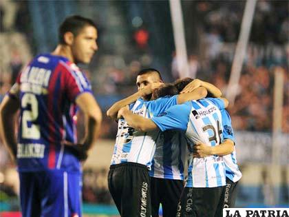 Celebran los jugadores de Racing por la victoria ante San Lorenzo (foto: foxsportsla.com)