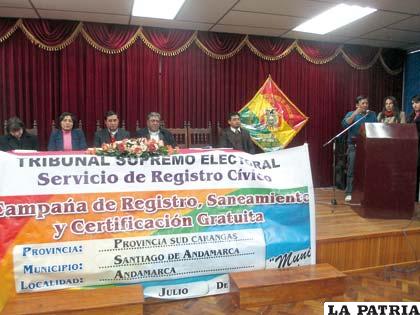 Las autoridades departamentales durante el acto de certificación del municipio de Santiago de Andamarca 