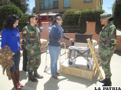 La representante de las esposas de los militares, Angélica Peñarrieta hace entrega de la ayuda