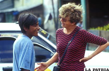 Monica Zak conversa con un niño de la calle
