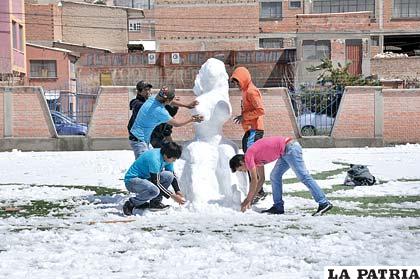 Jóvenes y niños disfrutando de la nevada