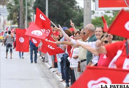 Miles de tunecinos, entre ellos miembros de la Asamblea
Constituyente que habían dimitido, forman una cadena humana para exigir la salida del Gobierno