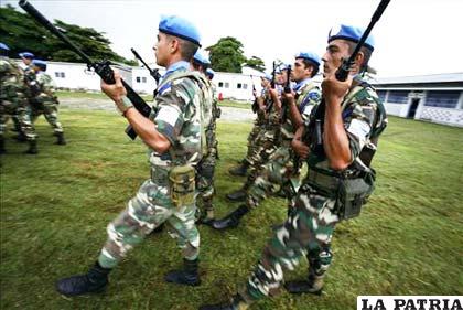 Un grupo de cascos azules uruguayos realiza ejercicios militares